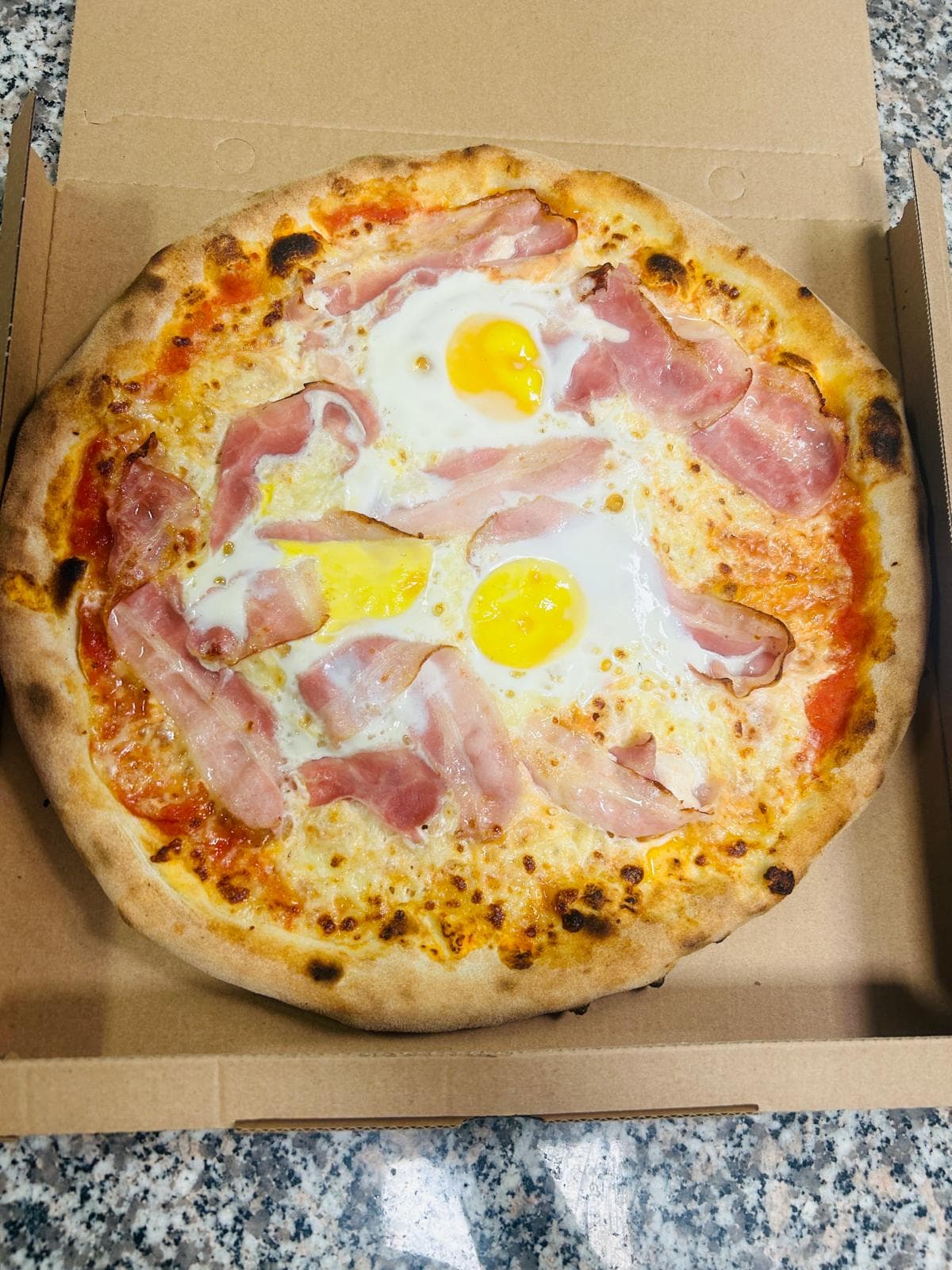 Carbonara — mozzarella, pancetta, uovo, grana