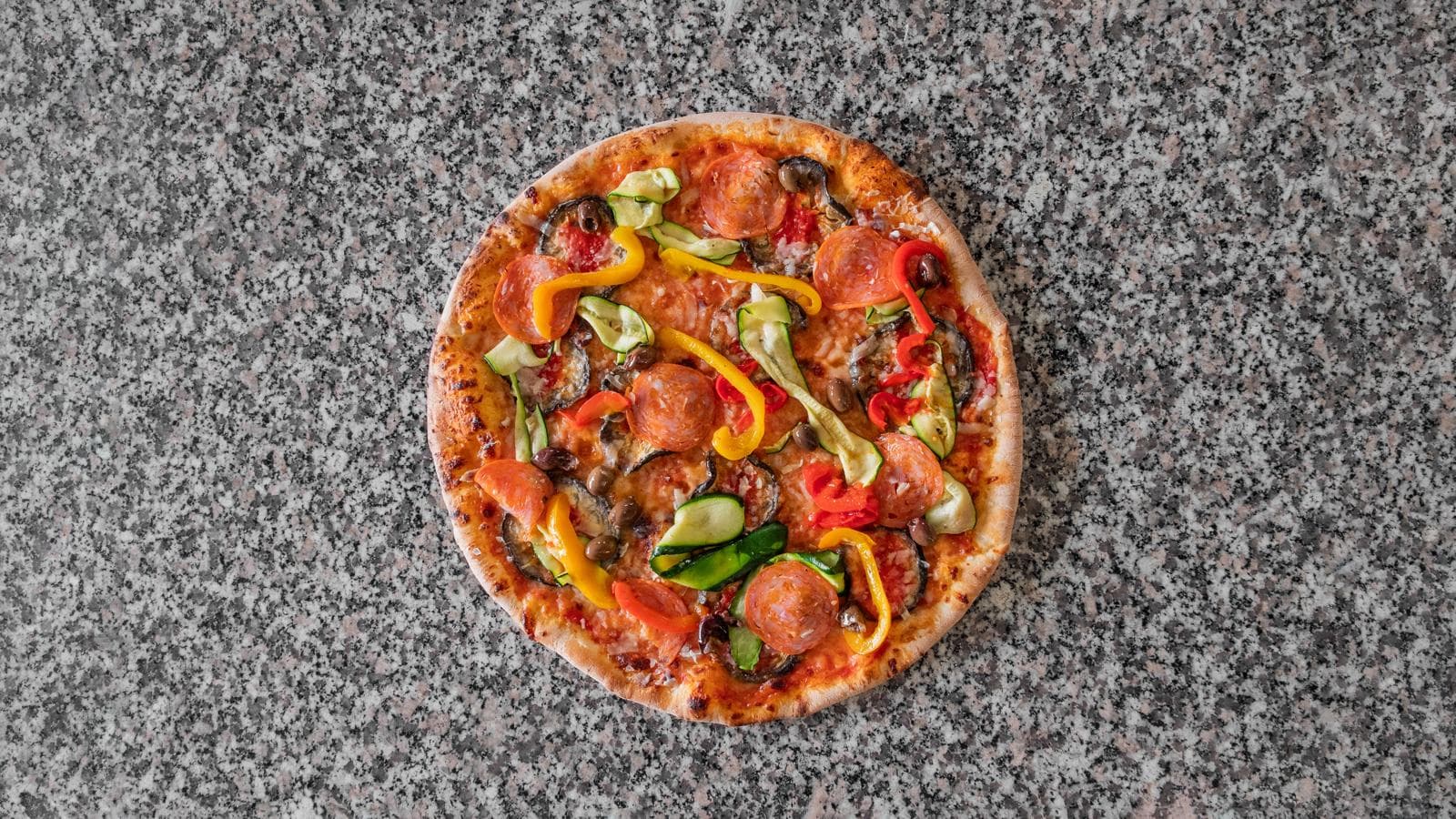 Pizza Da Roni di Basilico con melanzane, zucchine, peperoni, salamino piccante e olive taggiasche