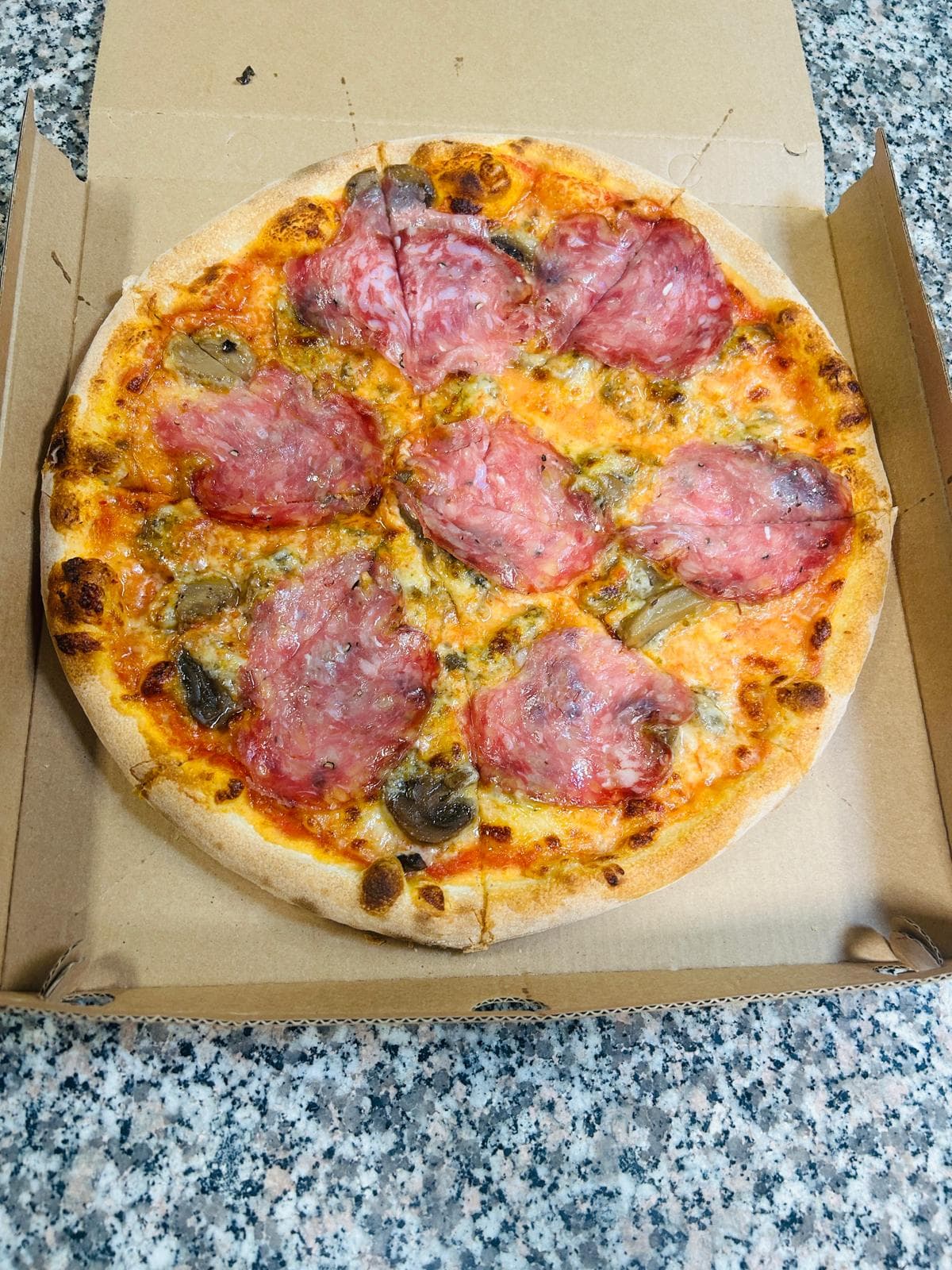 Diavola — pomodoro, mozzarella, salamino piccante