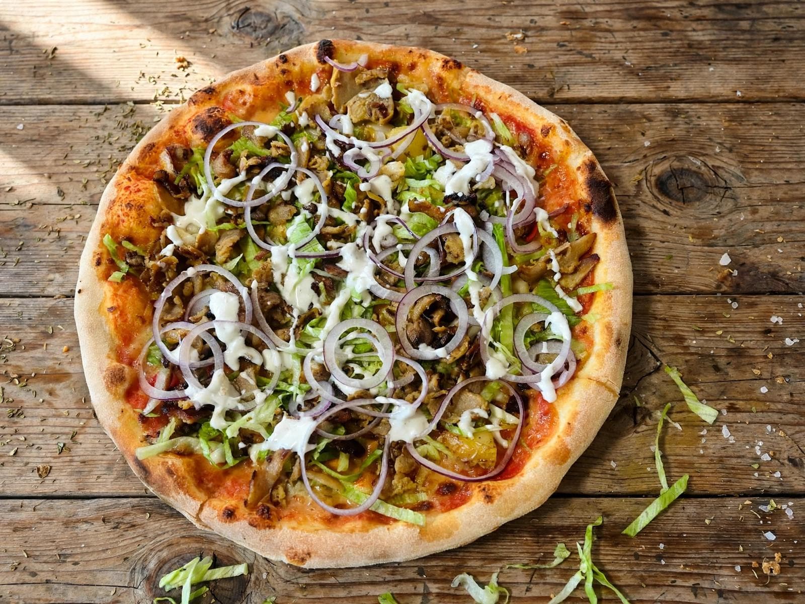 Kebab — pomodoro, mozzarella, kebab di pollo, iceberg, pomodorini, cipolla rossa, salsa yogurt